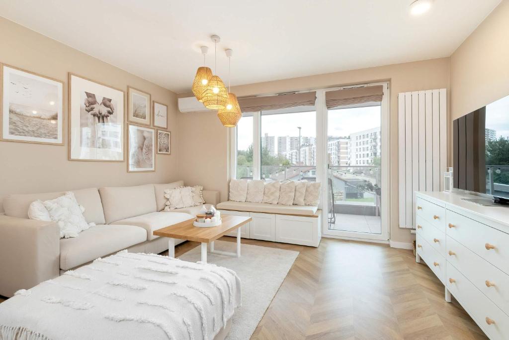Beige Apartment in Gdańsk with Air Conditioned Living Room, Parking and Desk by Renters Prestige, Gdaňsk