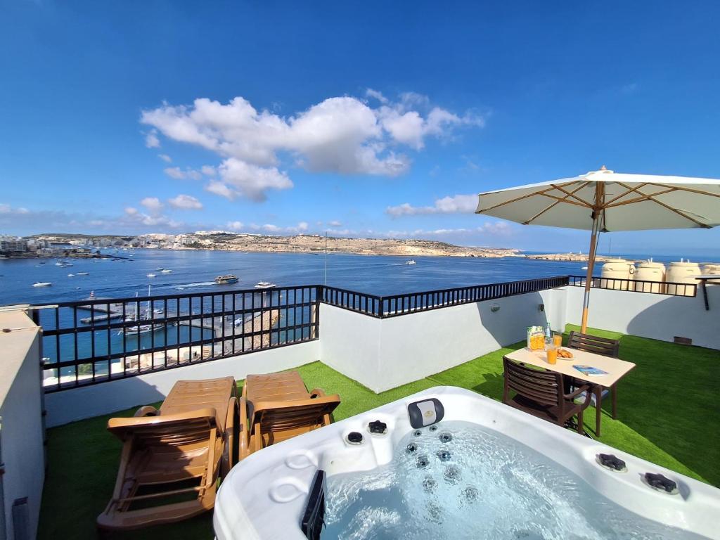 Islet Promenade Studio with Hot Tub and Panoramic Sea Views by GetawaysMalta, St Paul's Bay