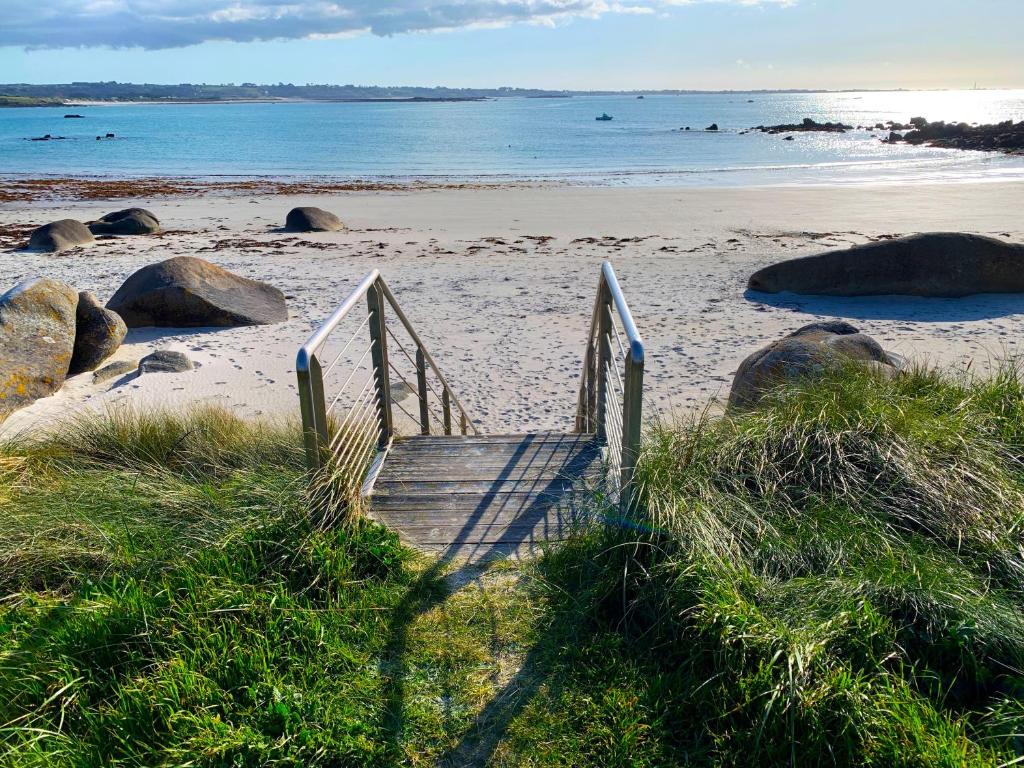 Maison les pieds dans l'eau avec vue mer et accès plage, Kerlouan