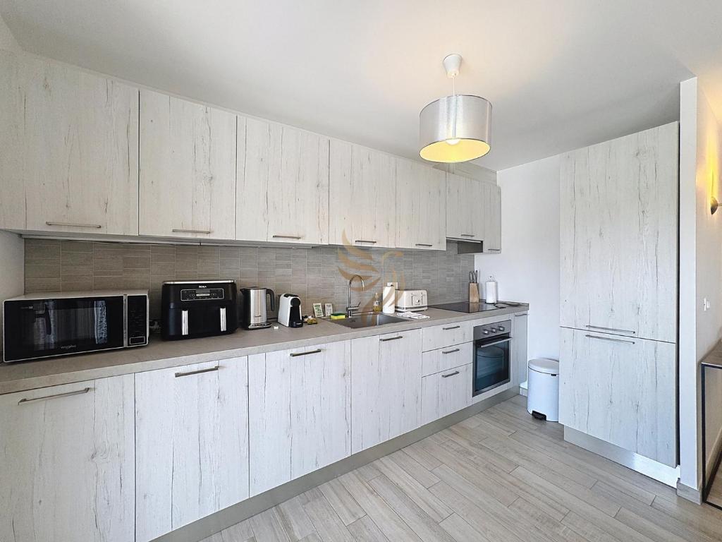 Serenity Getaway–4 people–WiFi–Terrace–Garage - 4