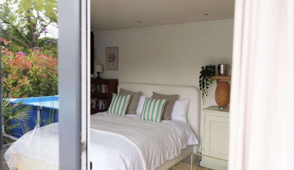 The Green Escape - Private Cabin Retreat in London, Lower Sydenham Station