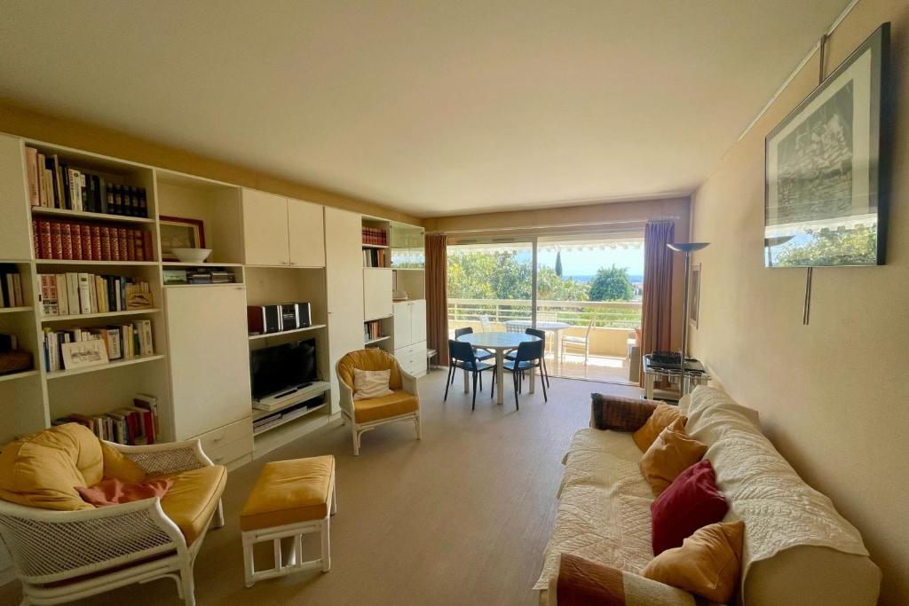 Cozy flat with terrace and swimming pool in Cannes - 2