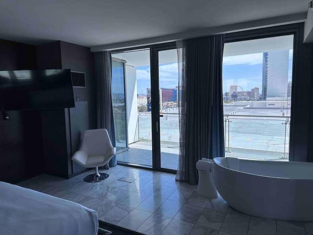 Vegas High Rise Condo w 2 Balconies w Resort, Las Vegas
