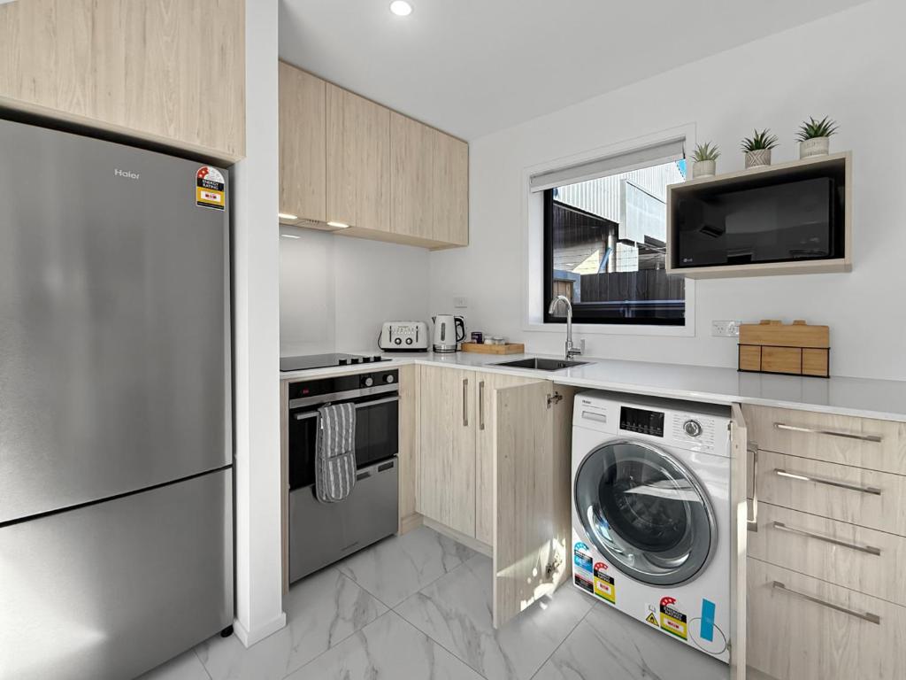 Stylish 2BR, 2BA Retreat with Yard in Christchurch, Christchurch