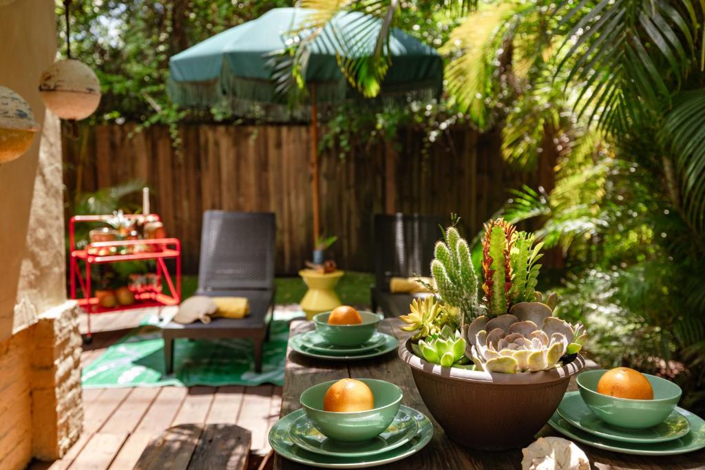 The Rum Locker - 1 King - 2 Twins - Private home and Patio - Sleeps 4, Fort Lauderdale