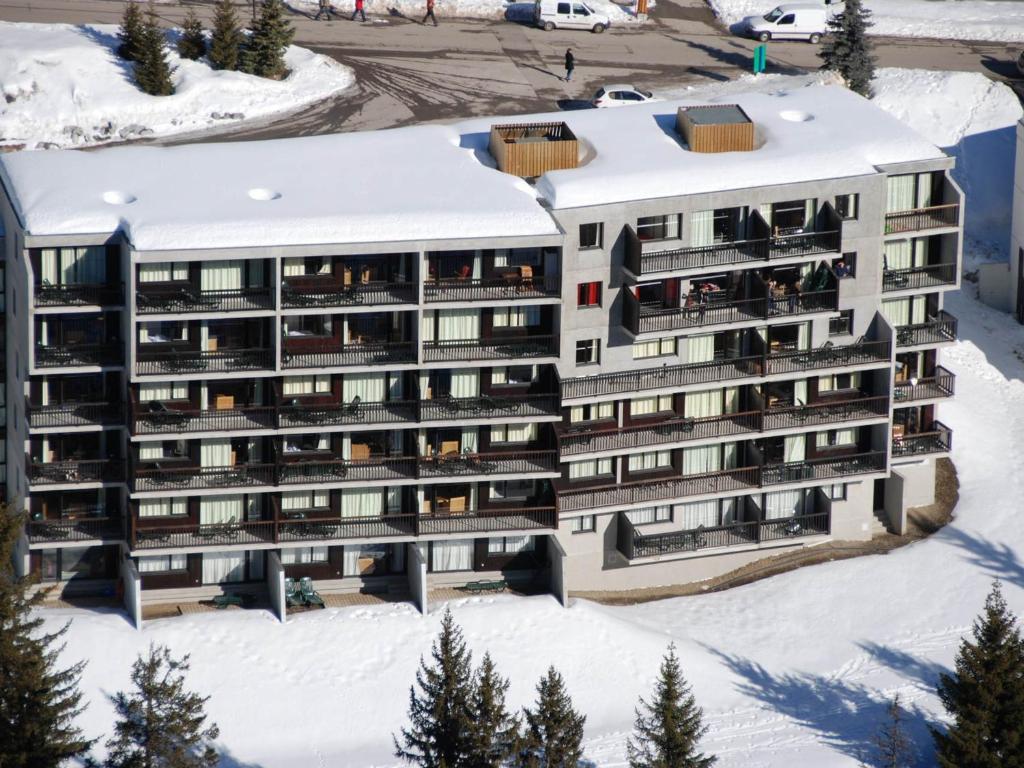Appartement spacieux avec balcon, animaux admis, centre station et parking en option - 2