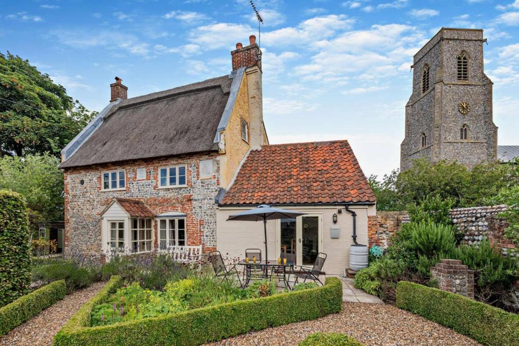 Thatch Cottage, Trunch