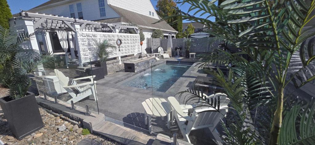 Staycation Oasis! a unique Experience! Heated pool open until November 1st, Easton