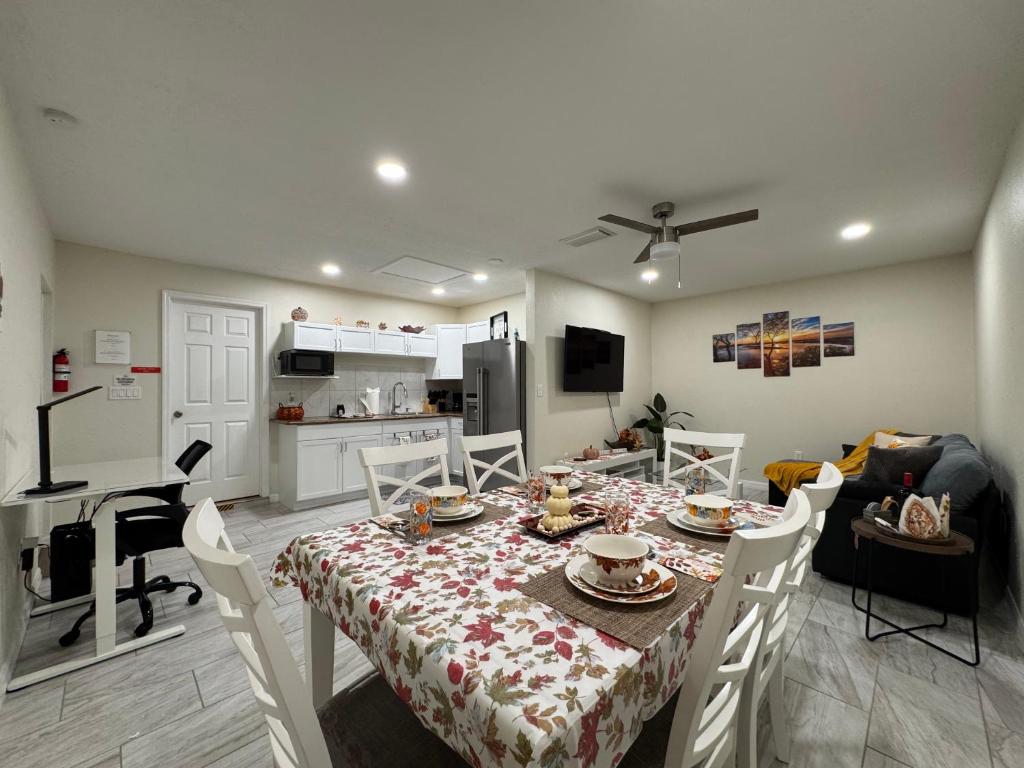 Sunshine Nest, Lehigh Acres