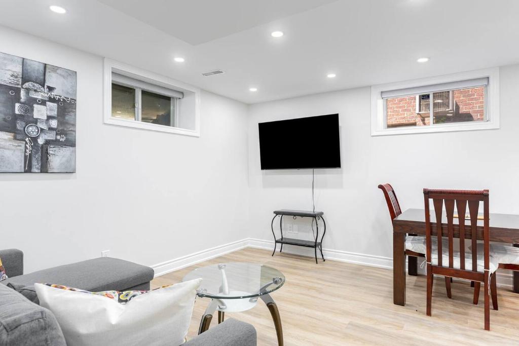 Cozy 1BR Lower Level Walking distance to shops, Richmond Hill