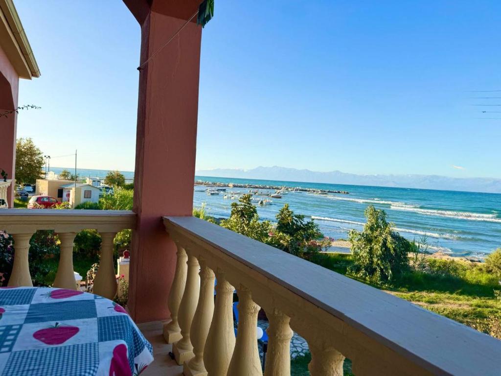 Makris Apartments, Roda