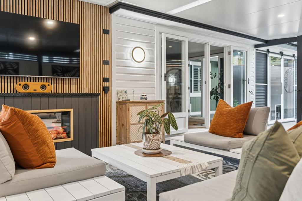 Ellie's Cottage Escape - Sleeps 8, Spa, Pizza Oven, Coffs Harbour