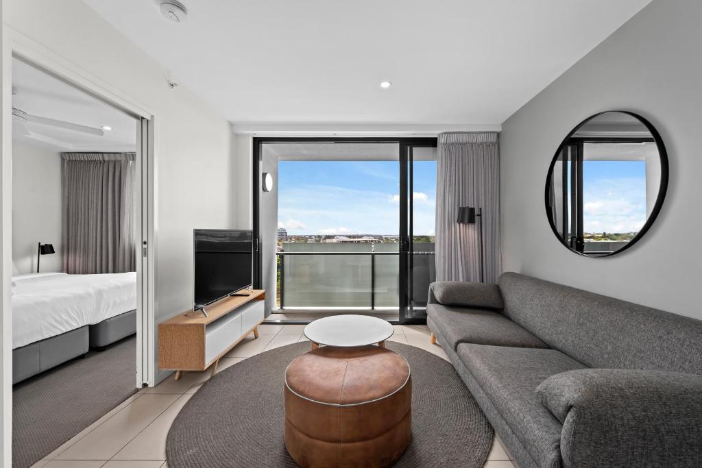 Riverside 1BR Apt with King Bed and Pool!, Brisbane