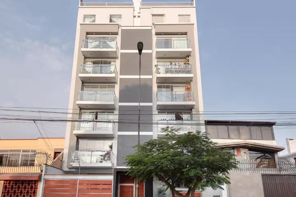 Amplio y Familiar 3BR de 3 pisos. Smart Home - 2