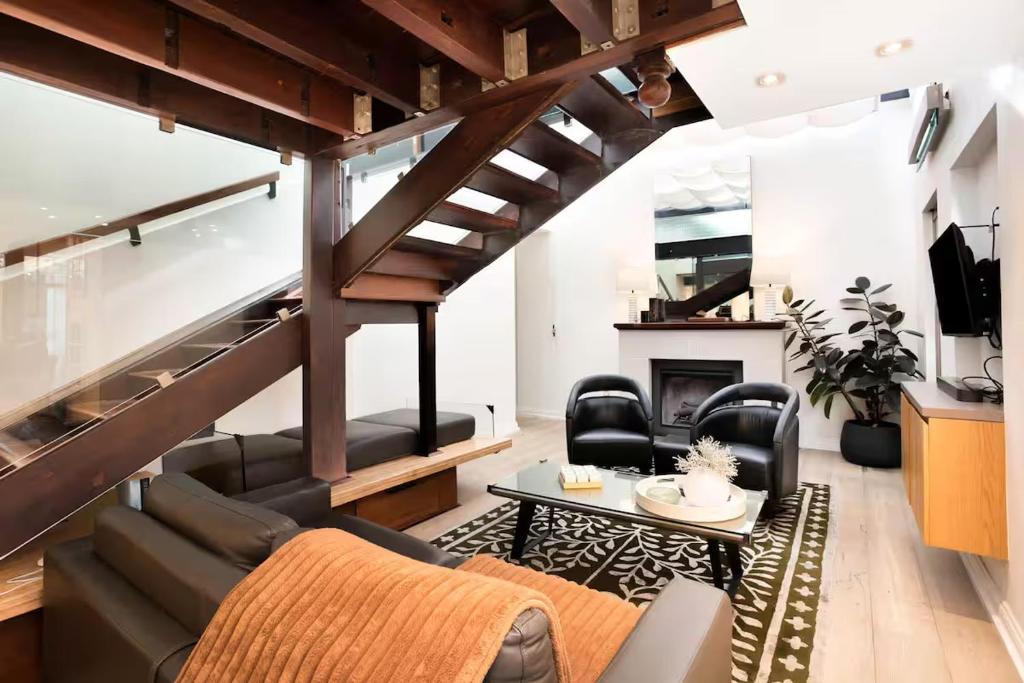 Timber & Tide Loft - Striking Design by the Beach, Glenelg