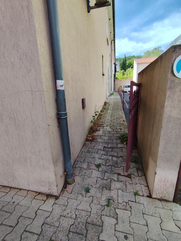 Appartement tout équipé climatisé RDC à 100m des cures - 2