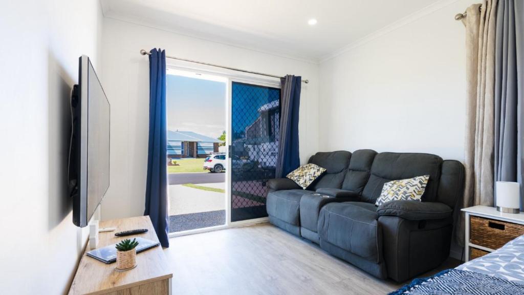 Sandstone Point Cove Studio, Sandstone Point