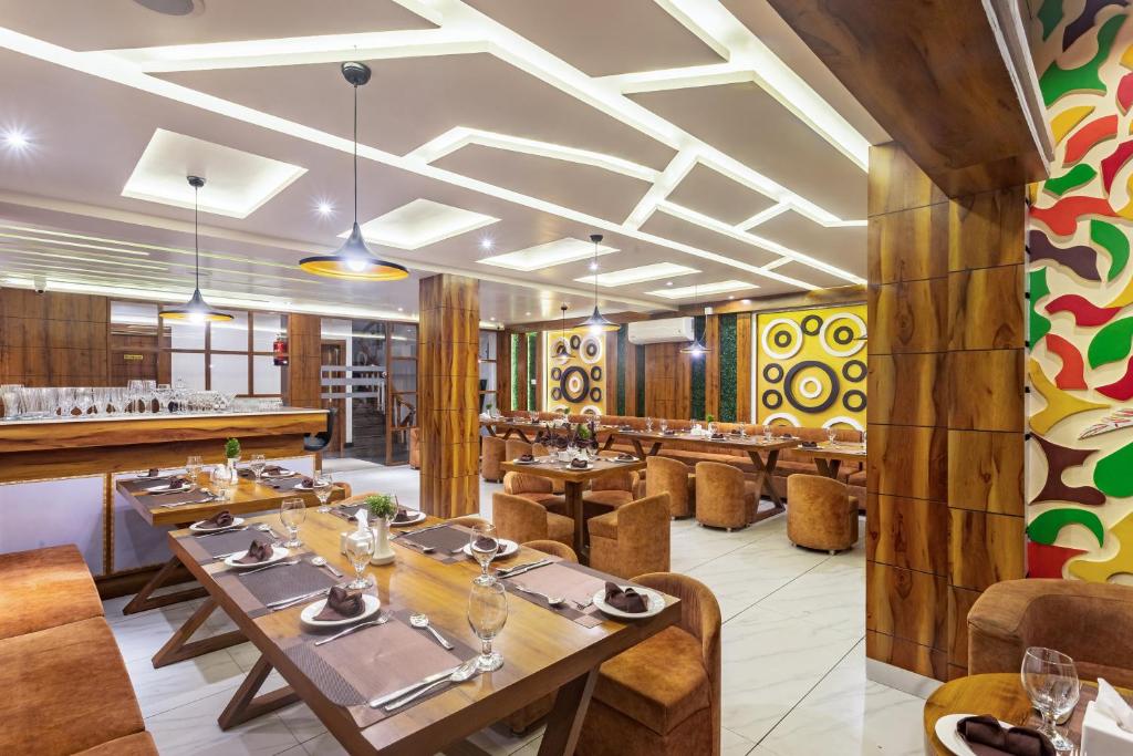 Restaurant, Accom Hotel in Mechi