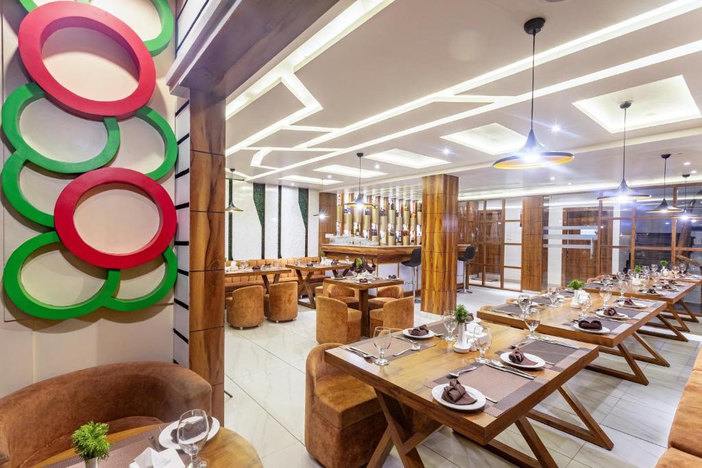 Restaurant, Accom Hotel in Mechi