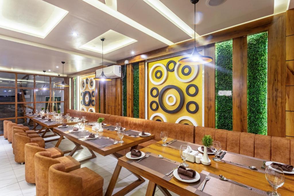 Restaurant, Accom Hotel in Mechi