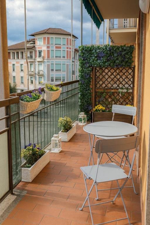 Beautiful floral apartment on Navigli, Milán