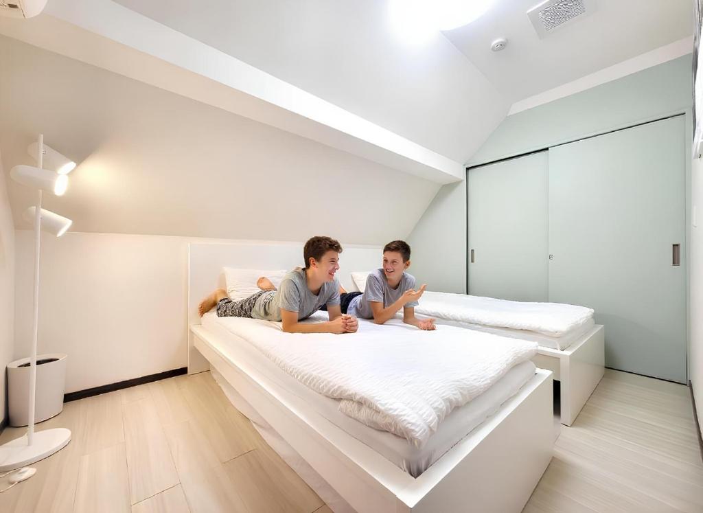 New!Twelve people/ Shin Ookubo 6min/ Pocket WIFI, Tokio