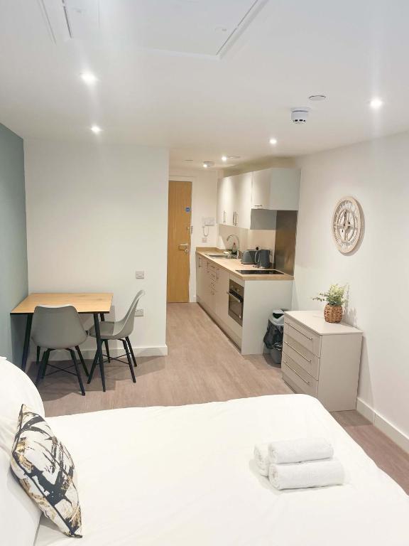 Newly build city centre Redcross Street studio 06, Бристоль