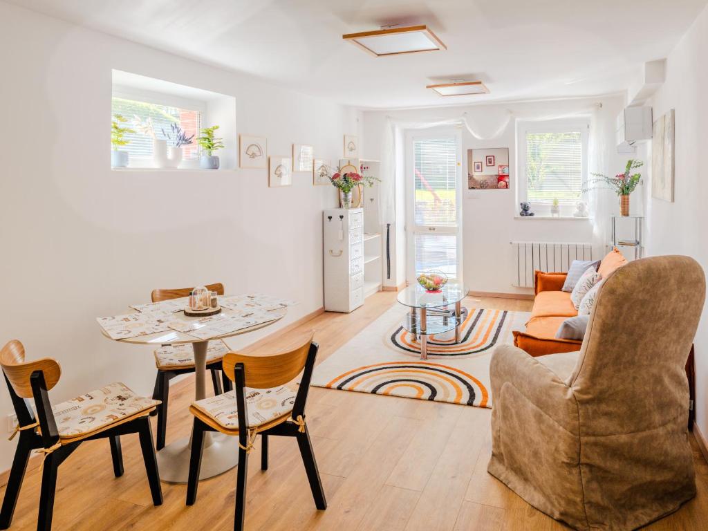 Modern Apartment with Terrace -15 min to Airport, Free On-Site Parking, Praha