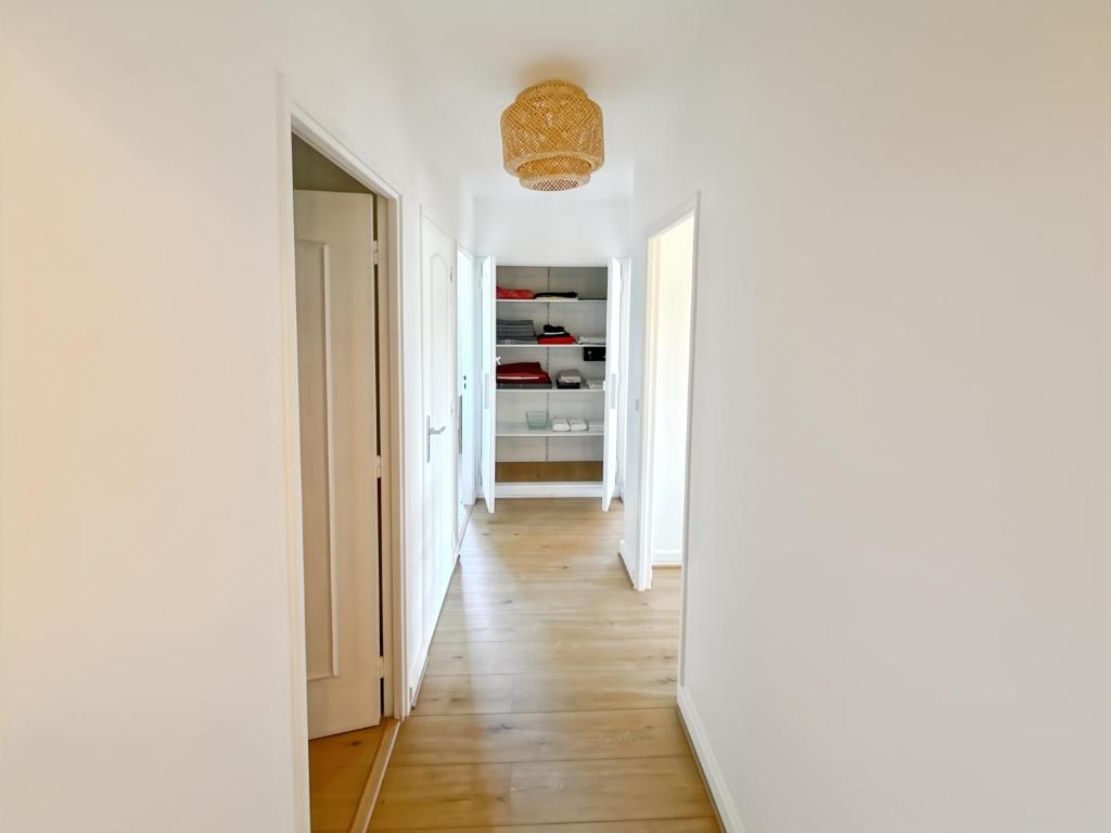 Spacious 2 bedroom apartment with parking - 3