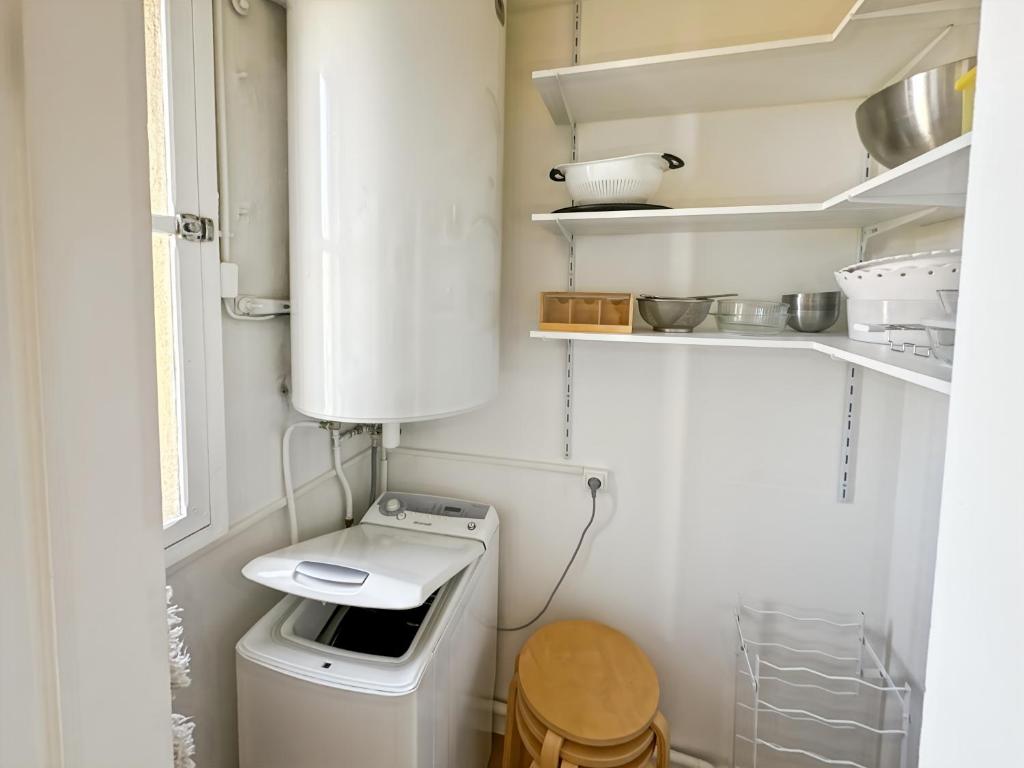 Spacious 2 bedroom apartment with parking - 4