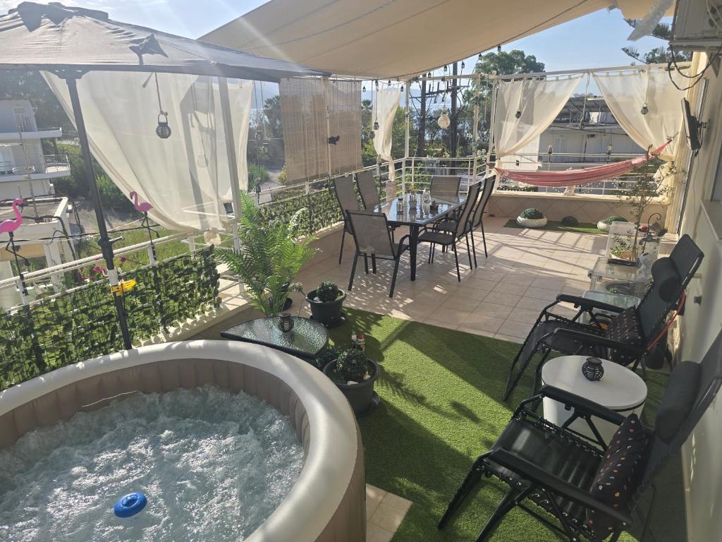 Delphitea Philoxenia, Itea