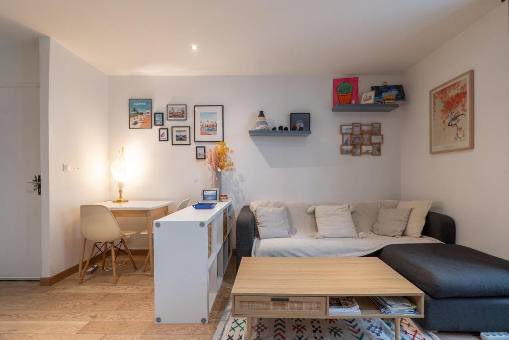 Cozy Hideaway in a Quiet Paris Passage - 5