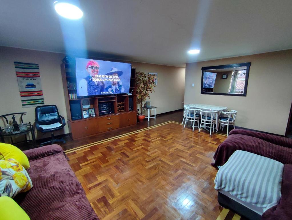 Dpto Amplio, TV75in, Cochera, Céntrico y BBQ - 3