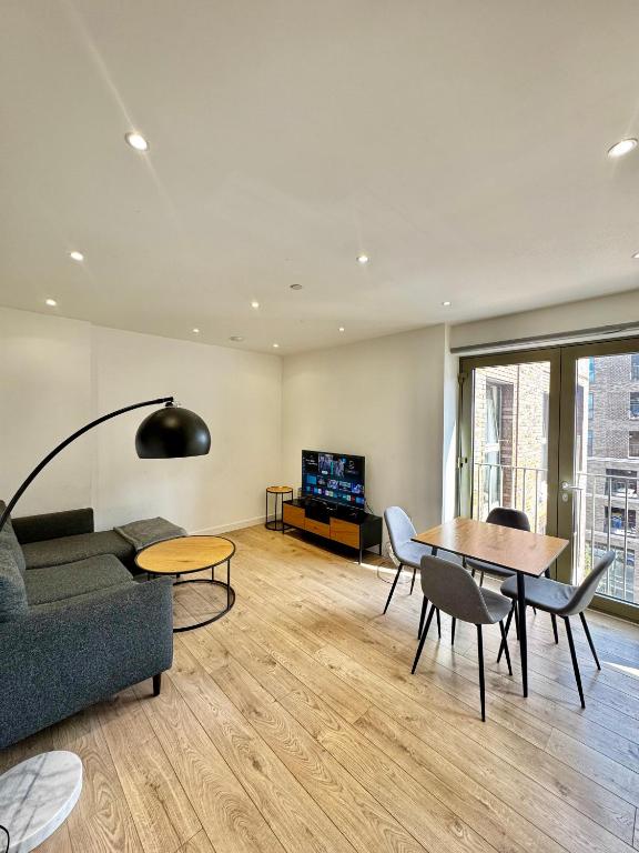 Stylish 1BR Apartment with Balcony & Views, Beckton