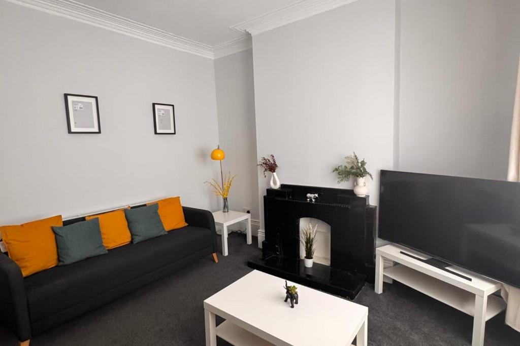 Grantham House - Sleeps 6 - Pet friendly - Parking, Newcastle upon Tyne