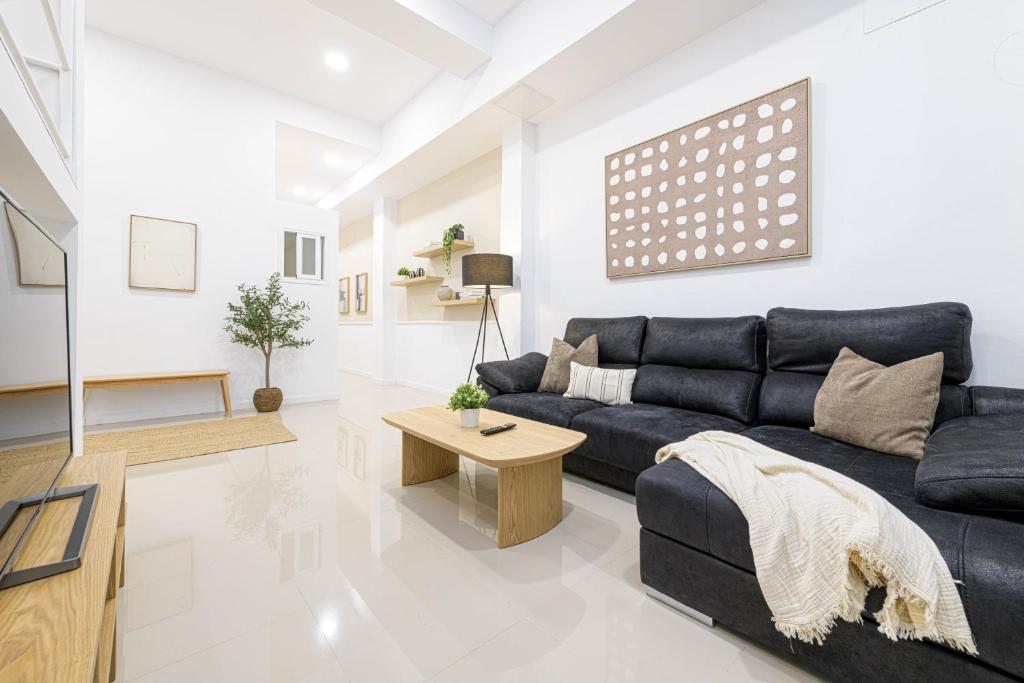 WintowinRentals Renovated loft with garage next to Huelin Beach - 2