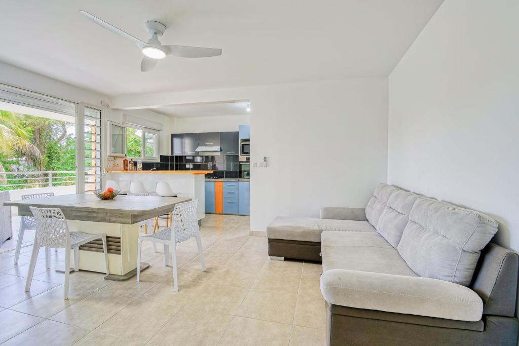 Kay Ticole, Le Robert