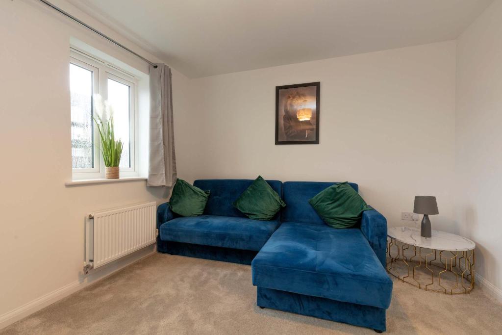 Bright & Modern 4 Bedroom House in Yeovil, Over Compton