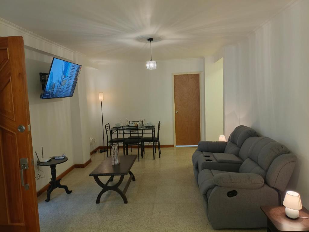 Apartamento Renovado 2 Habitaciones en la mejor zona del Centro de Caracas Cerca de las clínicas de San Bernardino y del Sambil Candelaria con Agua y Ascensor operativo - 1