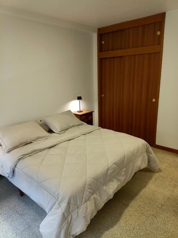 Apartamento Renovado 2 Habitaciones en la mejor zona del Centro de Caracas Cerca de las clínicas de San Bernardino y del Sambil Candelaria con Agua y Ascensor operativo - 5