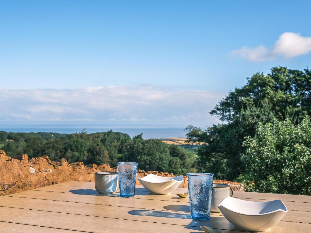 The Hideaway, Holford