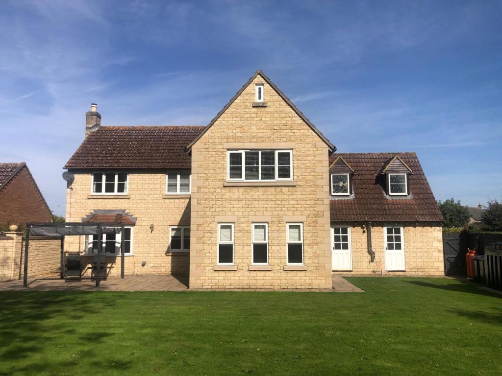 Immense 6 bed with massive garden right on A1, Holme