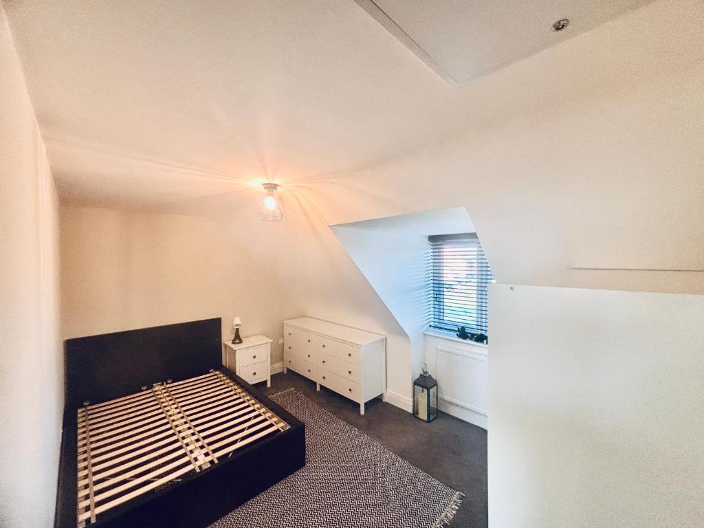 Cozy Double Room with Private Shower in Hampton Lakes, Питерборо