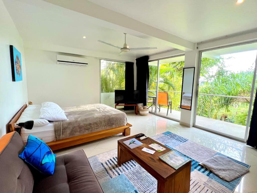Mariposa, 1BR Apart in Villa Mar y Sol, Pool, Balcony, and Wildlife, Manuel Antonio