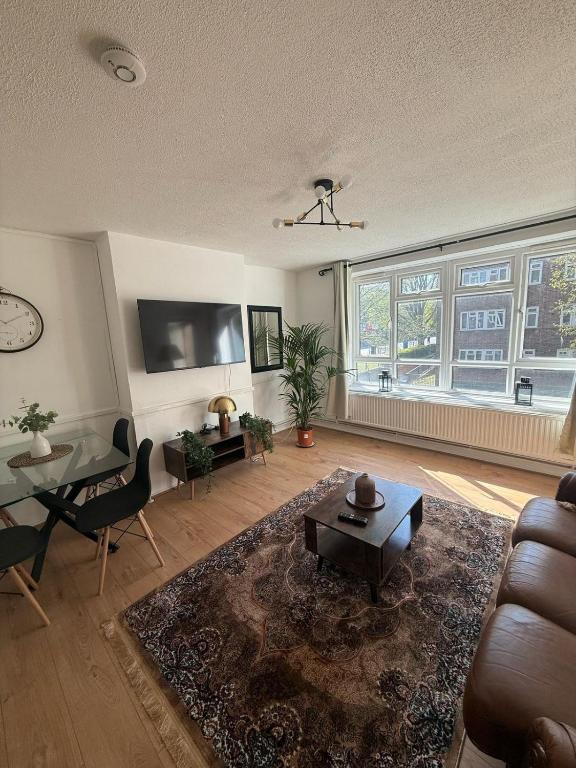 Spacious 3 Bedroom Near Westfield, Londýn
