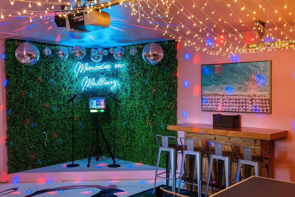 Memories on Mulberry- Hot Tub Game Room Fire Pit, Fredericksburg