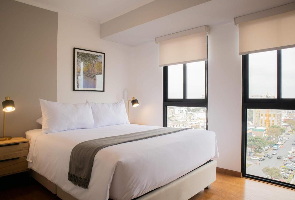 Inviting 2BR Balcony in Miraflores - 2