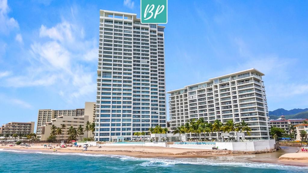 Harbor 171 - Beachfront Suites with Pools Gym & Rooftop, Puerto Vallarta
