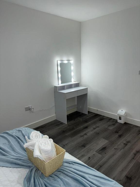 Ideal Heathrow Base 2BR 2BA Apt in Hounslow, Hounslow