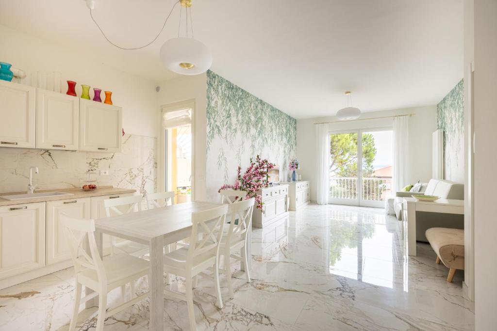 Attico Elias, Sirmione